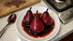Pere al vino rosso: il dessert elegante che si prepara con pochi ingredienti