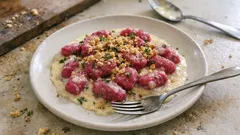 Gnocchi di barbabietola con gorgonzola: soffici, colorati e facili da fare