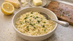 Kritharaki al limone cremoso: il primo semplice che profuma di fresco