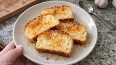 Pane stile Raising Cane’s fatto in casa: soffice, burroso e perfetto da tostare