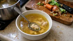 Brodo di pollo fatto in casa: la ricetta semplice per averlo limpido e saporito