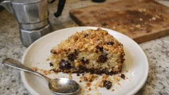 Torta di pangrattato e gocce di cioccolato: morbida, facile e diversa dal solito