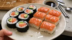 Sushi fatto in casa facile: roll e sushi pressato con salmone e avocado