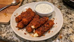 Nashville hot mozzarella sticks: croccanti fuori, filanti dentro e facili da rifare