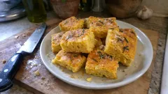 Focaccia alla zucca soffice e profumata: la ricetta facile con rosmarino