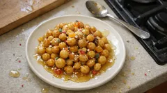 Struffoli napoletani morbidi: la ricetta di Natale con miele e profumo di limone