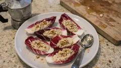 Barchette di radicchio con crema di noci: l’antipasto fresco che fa subito bella figura