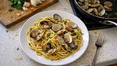 Spaghetti alle vongole: il trucco semplice per un fondo saporito e ben legato