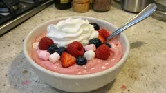 Cioccolata rosa alla fragola e panna: il dessert in coppa semplice ma d’effetto