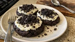 Oreo Crumbl Cookies fatti in casa: morbidi, golosi e con crema al formaggio