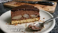 Torta mousse al cioccolato e pere: il dolce elegante da preparare anche in anticipo