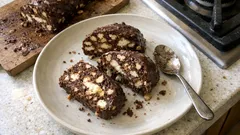 Tronchetto di biscotti al cioccolato: il dolce freddo senza cottura da preparare in anticipo