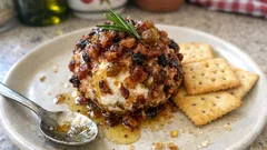 Palla di feta con bacon caramellato: l’antipasto freddo che fa subito festa