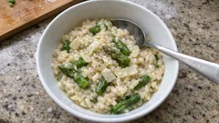Risotto asparagi e pecorino: cremoso e semplice, con un finale che fa la differenza