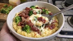 Polentone con broccoli e speck: la ricetta rustica che risolve la cena