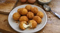 Mozzarelline impanate e fritte: il trucco della doppia panatura per farle filanti